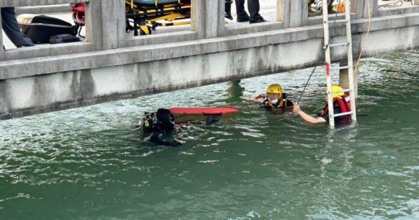 高雄市澄清湖26日下午傳出有男子自拍不慎失足跌落湖中。（圖／翻攝畫面）