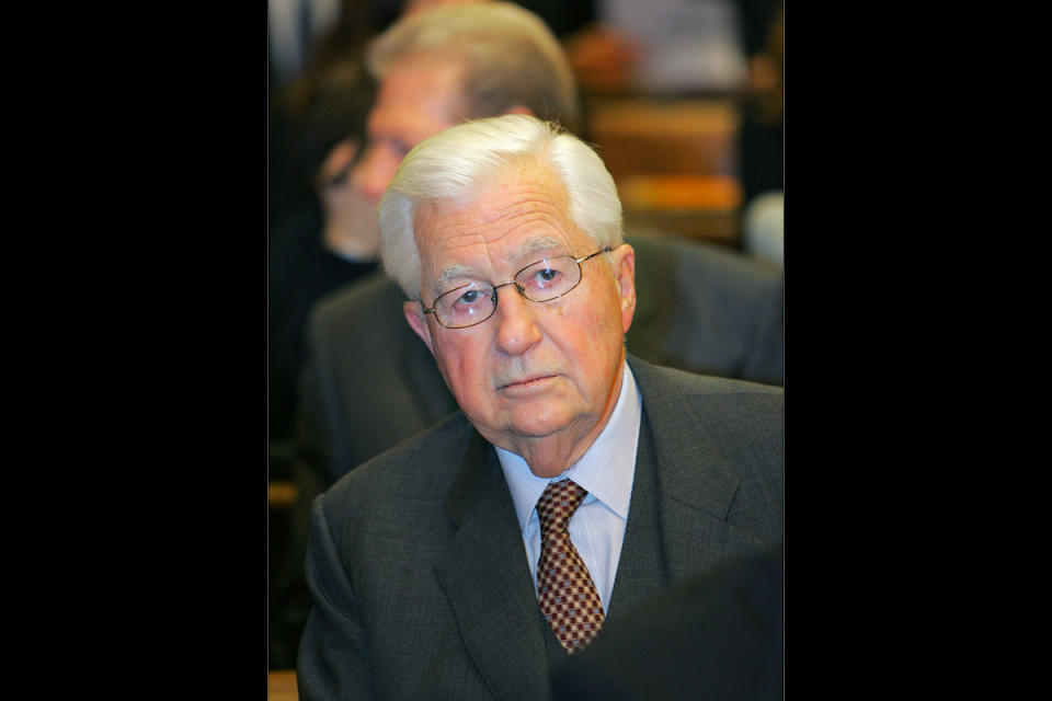 <p><b>Jean-Bernard Raimond -</b> L'ancien ministre des Affaires étrangères et ex-député RPR des Bouches-du-Rhône est décédé lundi à Neuilly-sur-Seine (Hauts-de-Seine) à l'âge de 90 ans.<br>Né à Paris le 6 février 1926, normalien, agrégé de lettres, énarque, entré au Quai d'Orsay dès 1956, il a notamment été conseiller du Premier ministre Maurice Couve de Murville puis conseiller diplomatique du président Georges Pompidou, avant d'être ambassadeur de France au Maroc, en Pologne, en URSS et près le Saint-Siège.<br> <br>Lors de la première cohabitation (1986-1988), Jean-Bernard Raimond a été membre du gouvernement Chirac comme ministre des Affaires étrangères. Il a ensuite été député RPR des Bouches-du-Rhône (1993-2002).<br> Commandeur de la Légion d'honneur, il était président de l'association des amis de Jean Giraudoux.<br><b>Ce contenu peut également vous intéresser : <a rel="nofollow" href="https://fr.news.yahoo.com/photos/ils-nous-ont-quittes-en-2015-1420472594-slideshow/" data-ylk="slk:Ils nous ont quittés en 2015;elm:context_link;itc:0;sec:content-canvas;outcm:mb_qualified_link;_E:mb_qualified_link;ct:story;" class="link  yahoo-link">Ils nous ont quittés en 2015</a></b></p>