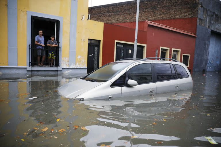 El agua arruinó inmuebles y algunos vehículos en Avellaneda 