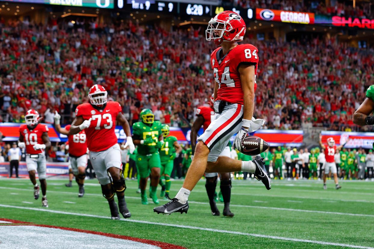 Ladd McConkey #84 of the Georgia Bulldogs scores a touchdown during the first half against the Oregon Ducks at Mercedes-Benz Stadium on September 3, 2022 in Atlanta, Georgia.