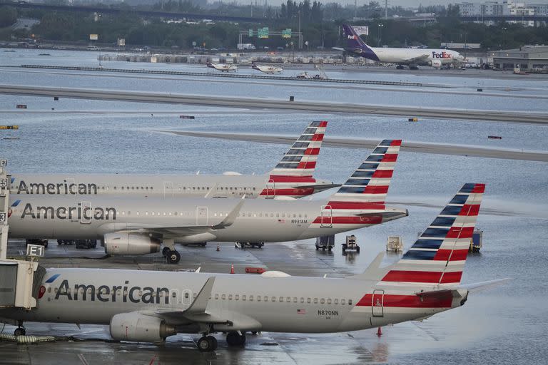 Aviones en la pista debido a las inundaciones en el aeropuerto de Fort Lauderdale Hollywood el jueves 13 de abril de 2023 en Fort Lauderdale, Florida.