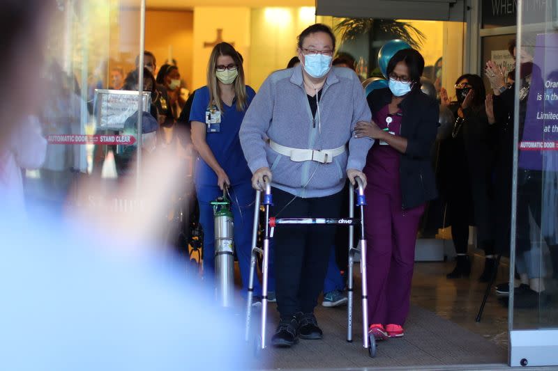 Daniel Kim, de 48 años, saluda al personal del hospital St. Jude Medical Center de Fullerton, en California, después de cinco meses de tratamiento por síntomas graves del coronavirus. Diciembre 16, 2020. REUTERS/Lucy Nicholson