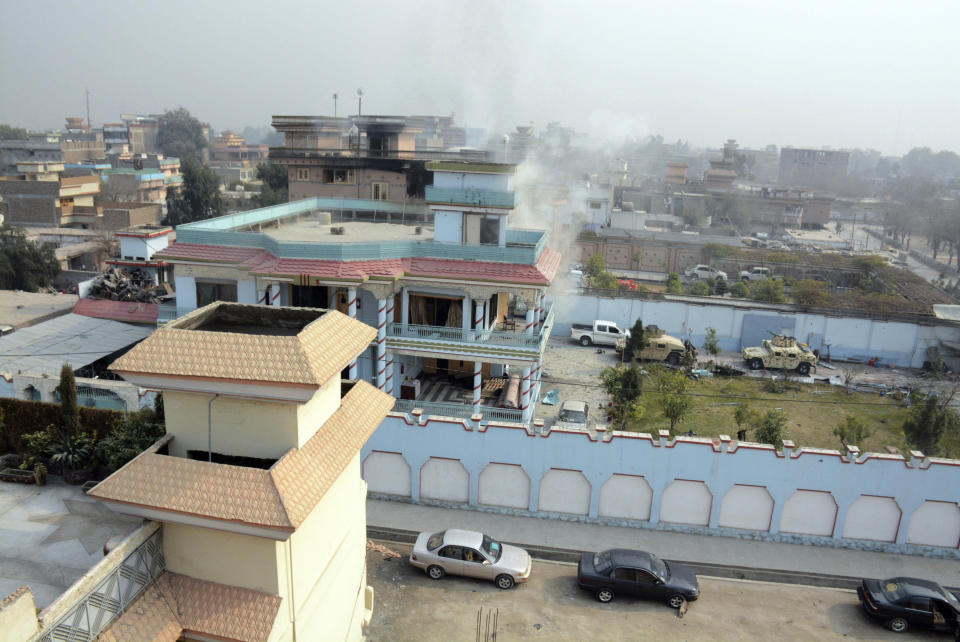 <p>Afghan security personnel arrive to the site of a deadly suicide attack in Jalalabad, east of Kabul, Afghanistan, Wednesday, Jan. 24, 2018. (Photo: AP) </p>