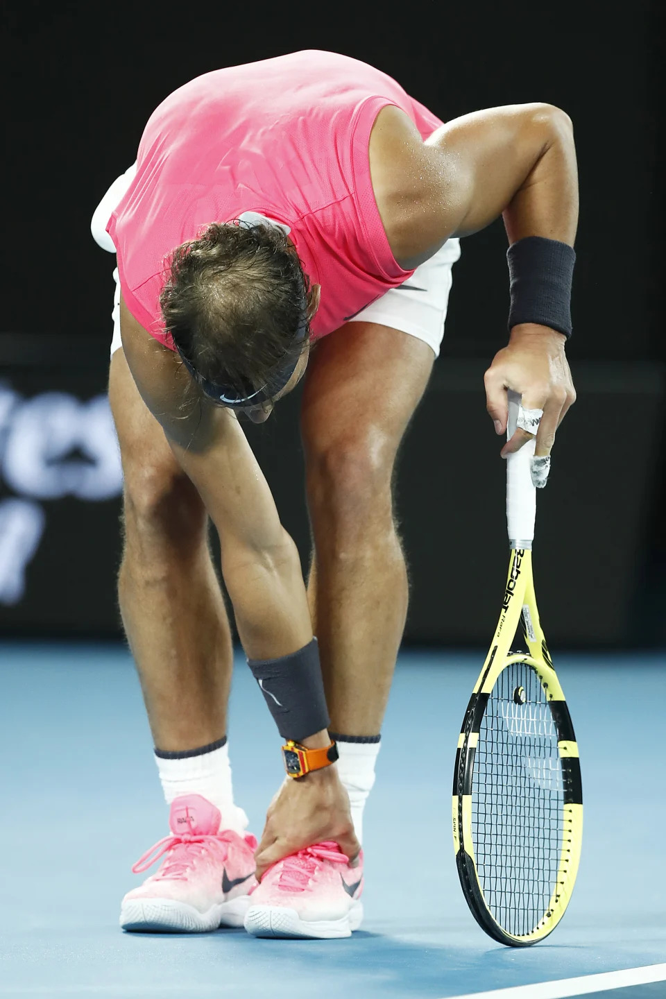 El tenista español Rafael Nadal reacciona después de lastimarse el pie durante su partido de segunda ronda individual del Abierto de Australia fr 2020. (Foto: Daniel Pockett/Getty Images)