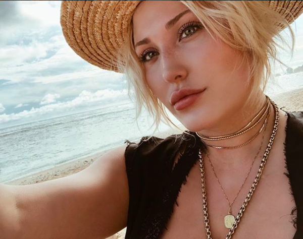 <p>Si aujourd’hui, Hayley Hasselhoff fait parler d’elle pour ses clichés sur les réseaux sociaux, c’est pour une mésaventure que la presse avait évoqué son nom l’année dernière. Retrouvée évanouie et avec un fort taux d’alcool dans le sang dans sa voiture, elle avait échappé à la prison en payant une amende de 1000 dollars et avait du suivre un programme spécial.<br>Crédit : Instagram </p>