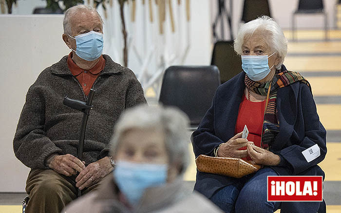 Reyes Alberto y Paola de Bélgica vacunándose