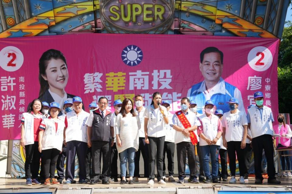 國民黨南投縣長候選人許淑華與中寮鄉長候選人廖宜賢，在北中寮舉行服務處成立大會。（記者徐義雄攝）