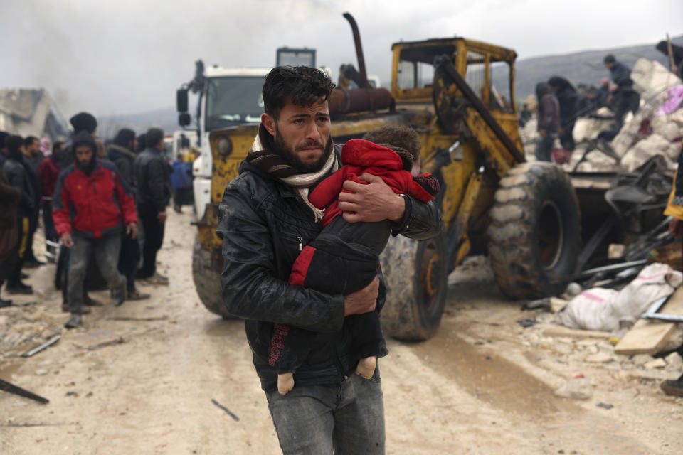 Un hombre carga el cuerpo de un niño que murió a causa de un sismo en la localidad de Besnia, en la provincia de Idlib, Siria, el lunes 6 de febrero de 2023. (AP Foto/Ghaith Alsayed)