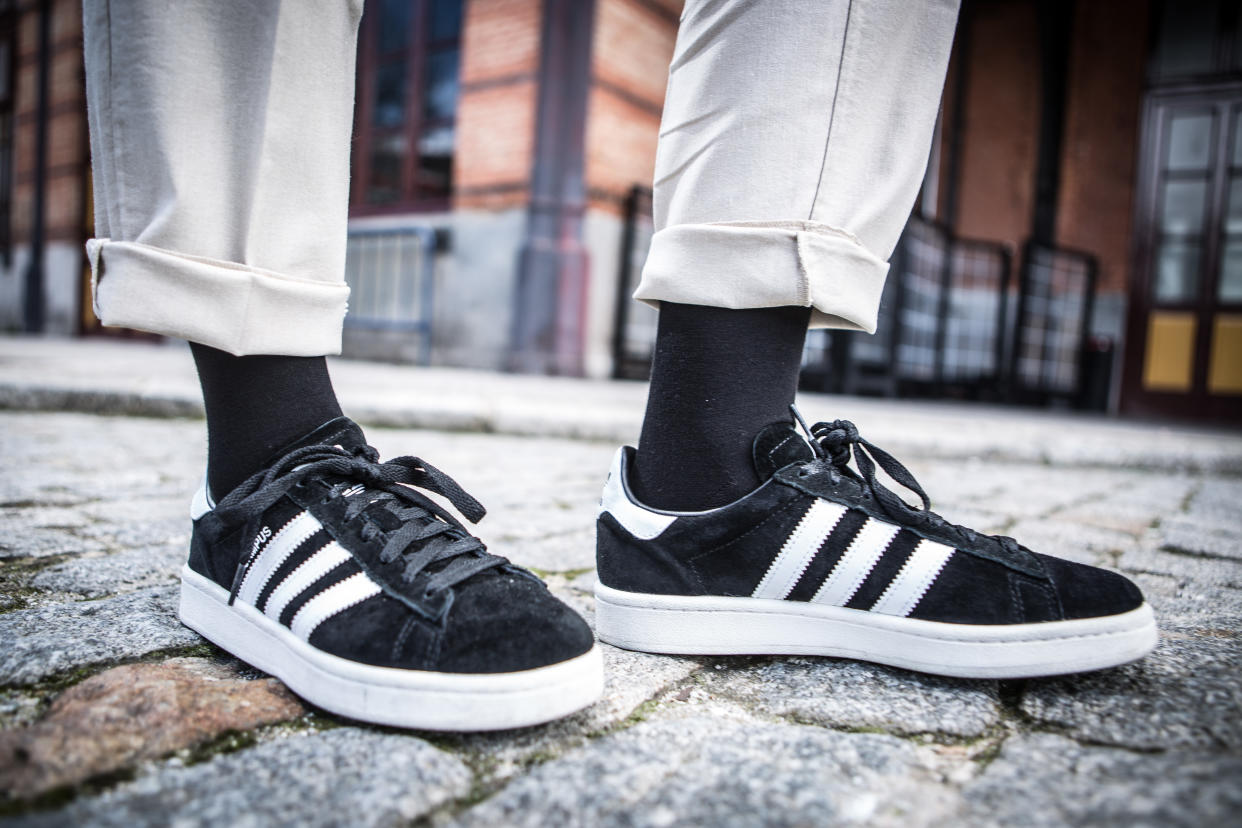 Drei Streifen an der Seite der Sneaker – jeder erkennt sofort: Das ist Adidas. (Bild: Getty Images)