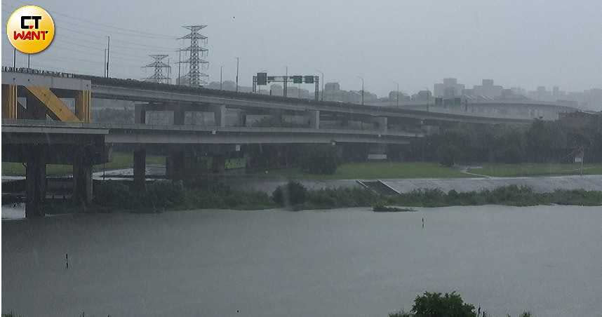 台北市午後大雷雨侵襲，基隆河水勢湍急。（攝影／林淳芳）