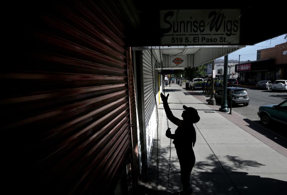 EL PASO, Texas – Elsa Arrambide, una de las dueñas de Sunrise Wigs en el centro de El Paso, abre su tienda el domingo por la mañana, en una calle popular entre los que cruzan la frontera para hacer compras. Arrambide dice que su negocio ha disminuido mucho por las largas filas que ya se han convertido en algo común en el Paso del Norte International Bridge, situado a pocas cuadras al sur.