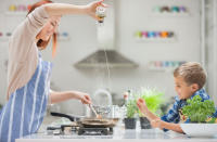 Hazte tiempo para preparar un menú. Esto incluye ir a hacer las compras y llevar un registro de cuántas veces sueles pedir ‘take out’. A partir de allí, puedes armar bloques de tiempo libre para dedicarte a preparar los alimentos de manera saludable, recomienda la Sociedad Americana del Corazón en su sitio web, y aconseja también lo que sigue. - Foto: Tom Merton/Getty Images