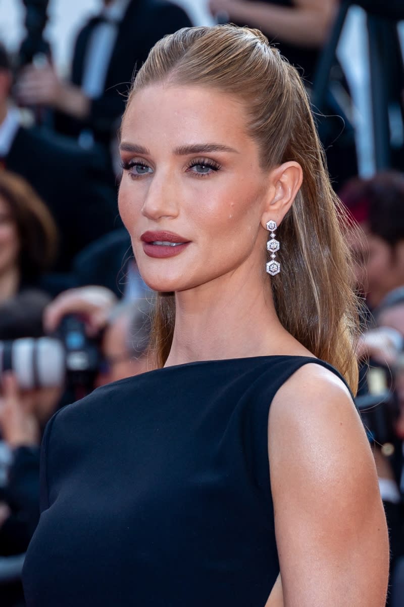 Rosie Huntington-Whiteley's highlighter trick