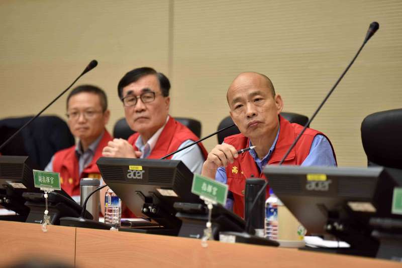 高雄局部地區瞬間強降雨，高雄市長韓國瑜坐鎮災害應變中心，左為副市長李四川。（高雄市政府提供）.jpg