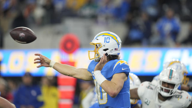 Los Angeles Chargers quarterback Justin Herbert warms up before an NFL  football game against the Kansas City Chiefs, Thursday, Dec. 16, 2021, in  Inglewood, Calif. (AP Photo/Ashley Landis Stock Photo - Alamy