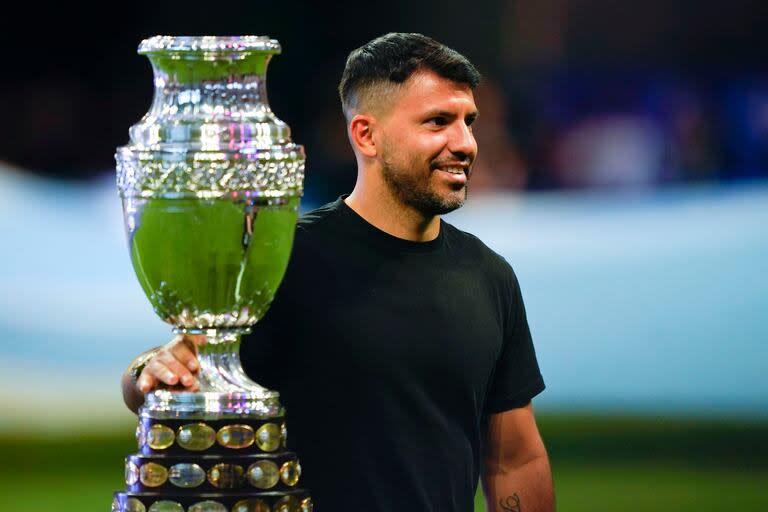 Sergio Kun Aguero con el trofeo previo al partido entre Argentina y Canadá