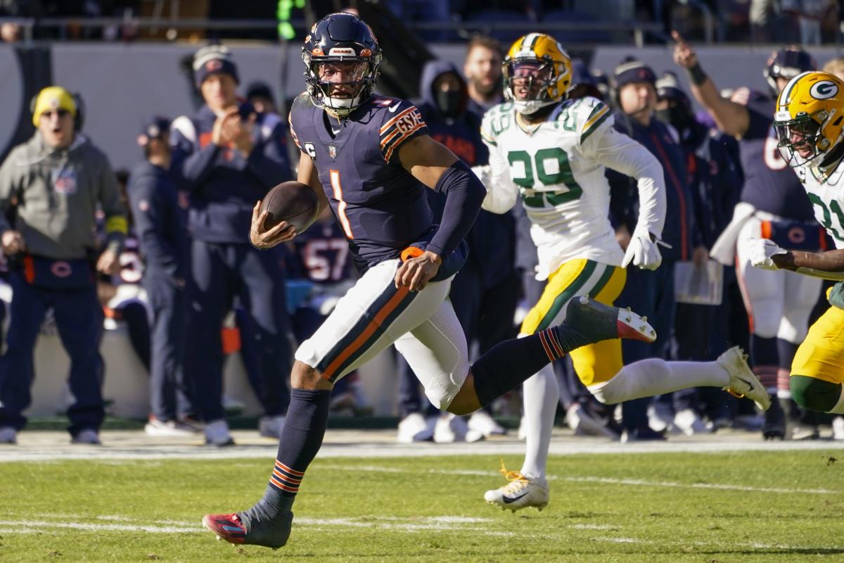 Chicago Bears' N'Keal Harry catches a pass in front of Green Bay