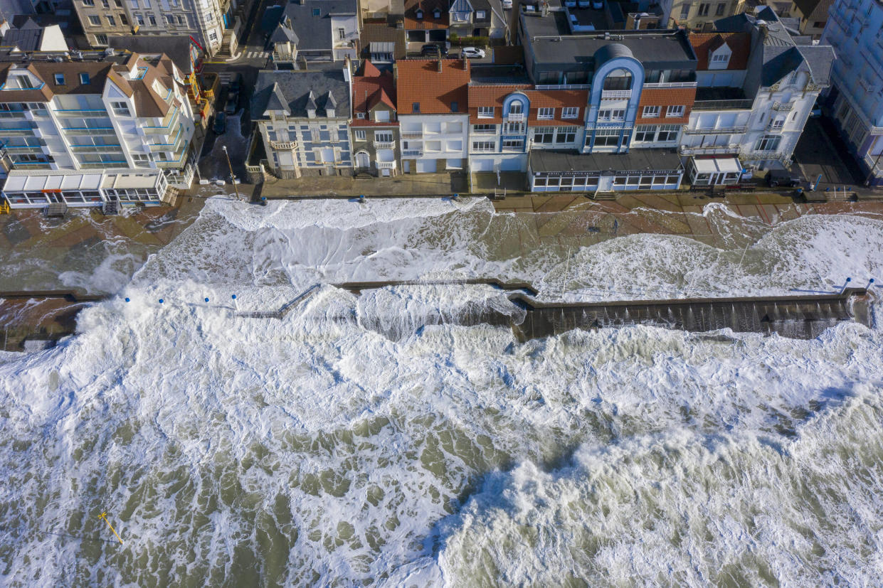 Le littoral submergé par des vagues sur la commune de Wimereux, dans le Pas-de-Calais (photo non datée).