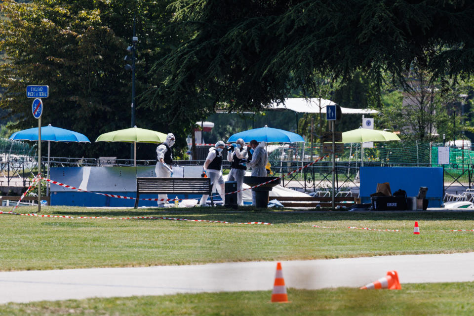 La police scientifique travaille sur la scène du crime dans le parc du Pâquier à Annecy, où un homme a poignardé plusieurs personnes, le 8 juin 2023.