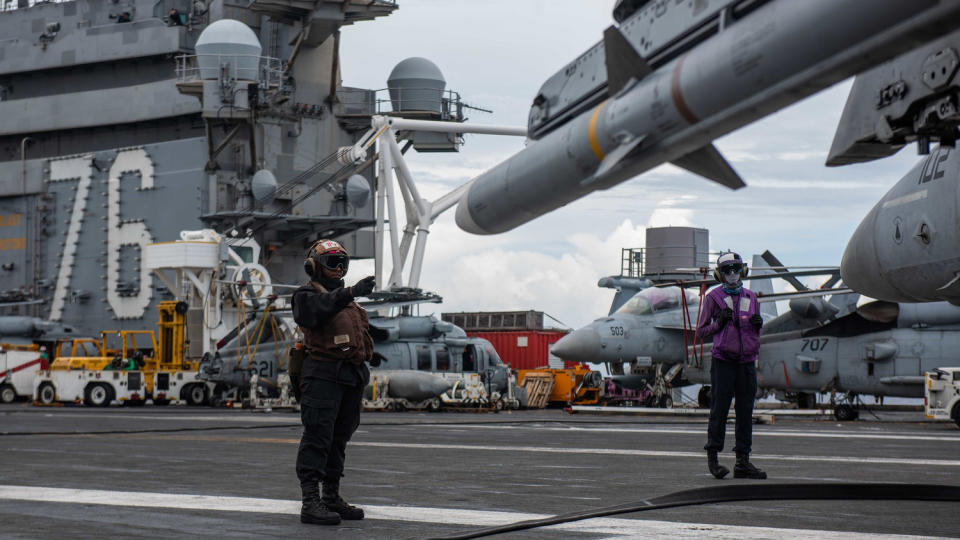 「雷根號(CVN-76)」航空母艦今年首度在南海進行演訓，第五艦載機聯隊(CVW-5)近日密集進行區域地形地貌熟悉、起降訓練。   圖：翻攝U.S. Pacific Fleet推特