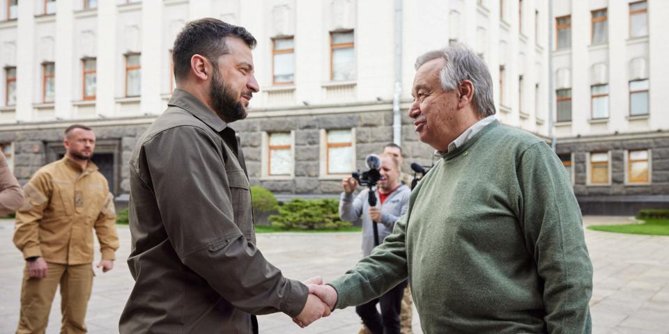 Ukraine&#39;s President Volodymyr Zelenskiy welcomes UN Secretary-General Antonio Guterres before their meeting, as Russia&#39;s attack on Ukraine continues, in Kyiv, Ukraine April 28, 2022. Ukrainian Presidential Press Service/Handout via REUTERS ATTENTION EDITORS - THIS IMAGE HAS BEEN SUPPLIED BY A THIRD PARTY.