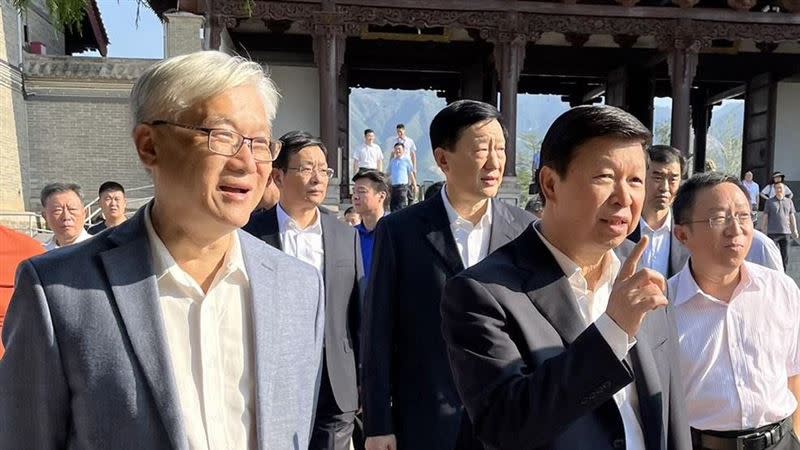 中國國民黨副主席夏立言(左)應台商邀請在山西會見國台辦主任宋濤(右二)。（圖／國民黨提供）