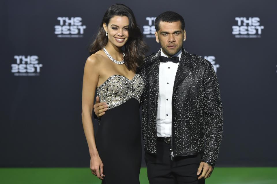 <p>Dani Alves est venu avec Joana Sanz et une veste à clous du meilleur goût. </p>