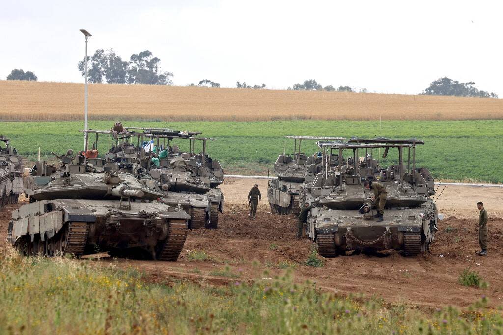 Des troupes de l’armée israélienne dans une zone située le long de la frontière avec la bande de Gaza, dans le sud d’Israël, le 10 avril 2024.