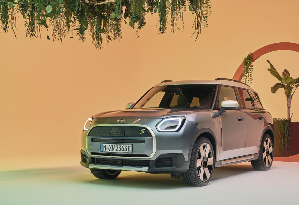 新世代 MINI Countryman 純電休旅憑藉創新的動力科技，昇華 MINI 引以為傲的駕馭體驗，更實現零碳排的永續目標。四輪驅動的 MINI Countryman SE ALL4 搭載強勁的電動引擎，最大輸出達 313hp，扭力達 494Nm，零百加速僅需 5.6 秒，續航里程可達 433 公里(WLTP)，讓您能無憂無慮的越野探險。