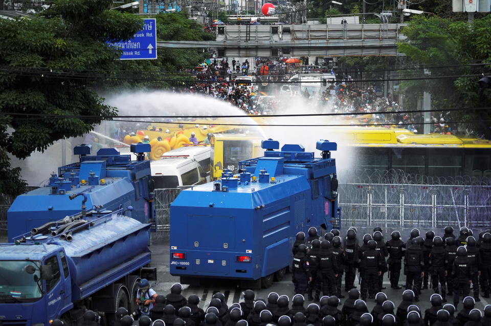 Die Polizei setzte mit Tränengas vermischtes Wasser gegen die Demonstranten ein (Bild: Reuters/Athit Perawongmetha)