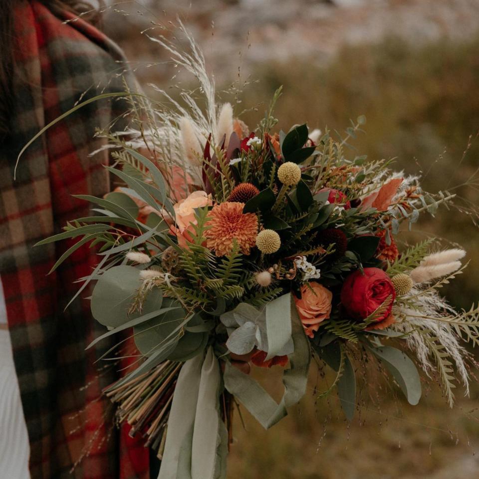 Un bouquet de mariage d'automne orange et vert