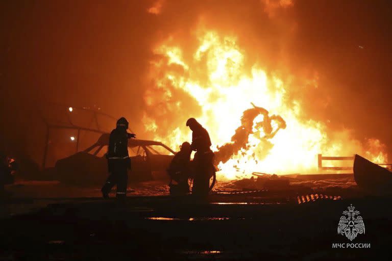 Los bomberos luchan contra el fuego