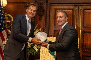 Ambassador Haspels presents the Holland on the Hill Heineken Award to Mr. Richard DeLuca, Executive Vice President of Merck and President of Merck Animal Health