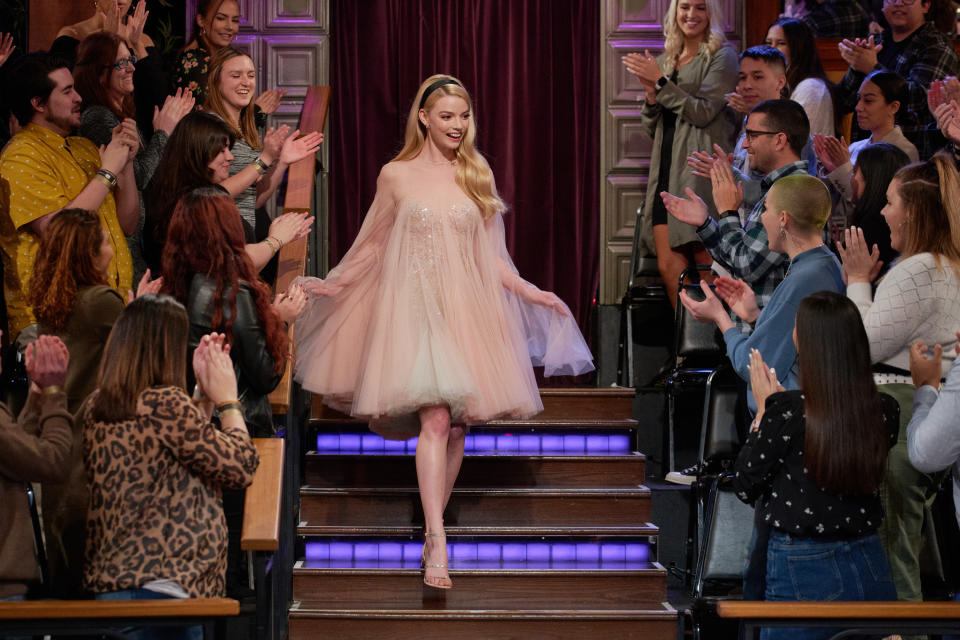 Con un vestido de Paolo Sebastian que parecía sacado del armario de una princesa Disney, así vimos a Anya Taylor-Joy en el programa de James Corden. (Foto: Terence Patrick / CBS via Getty Images)