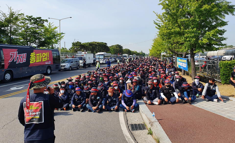 南韓卡車司機罷工逾一周，目前政府與勞資談判仍無共識。圖片來源：REUTERS