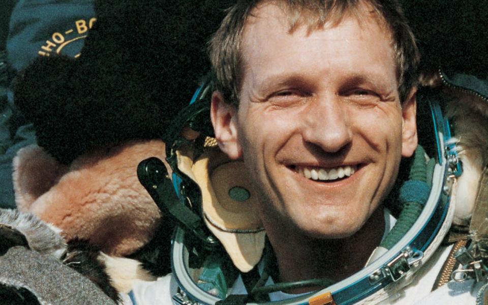 Völkerverständigung im Weltall: Klaus-Dietrich Flade war 1992 der erste Deutsche, der nach dem Ende des Kalten Krieges als Forschungskosmonaut zur russischen Raumstation Mir flog. Nach dem Ende seiner achttägigen Mission kehrte der gelernte Testpilot zur Bundeswehr zurück und arbeitete später für den Airbus-Konzern. (Bild: DLR)