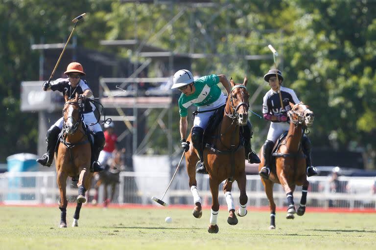 Jeta Castagnola, autor de 12 goles de los 25 goles de La Natividad contra El Overo, se vuelve inalcanzable para el Torito Ruiz Jorba y Lukín Monteverde.