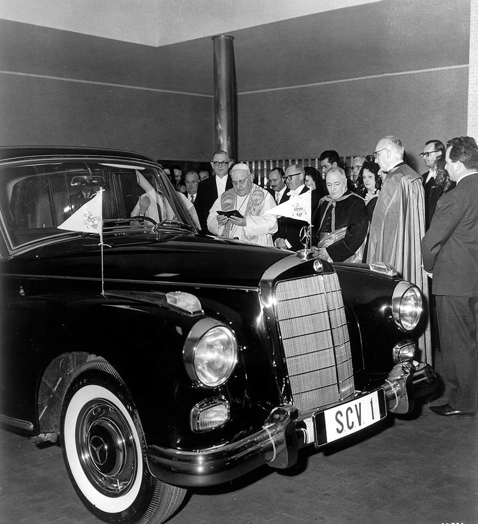 Ceremony in the Vatican’s garages: Pope John XXIII spoke about the relationship between the Vatican and Mercedes-Benz when the car was ceremoniously handed over in 1960.