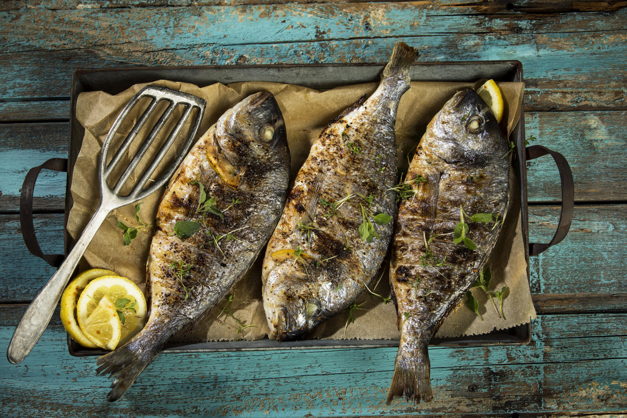 Nicht jeder traut sich an die Zubereitung von Fisch ran, dabei kann es wirklich einfach sein (Symbolbild: Getty Images)