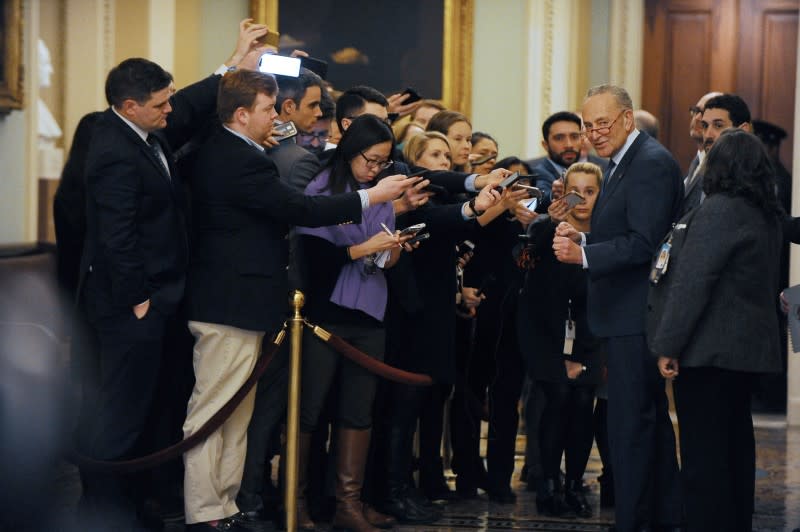 El senador demócrata Chuck Schumer habla a los medios durante un breve receso del juicio de juicio político del presidente de Estados Unidos, Donald Trump, en Washington.