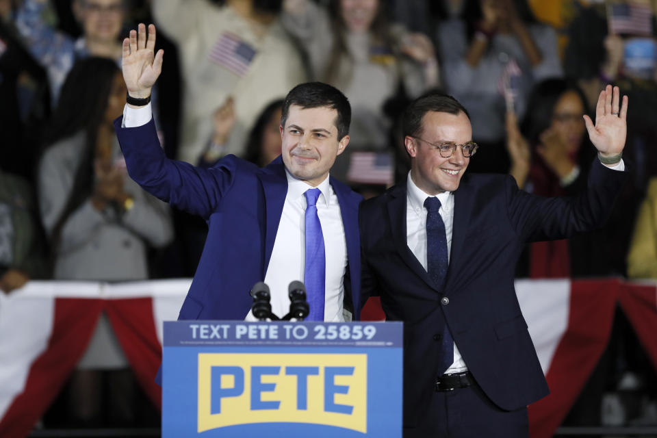 El precandiato presidencial demócrata Pete Buttigieg y su esposo Chasten festejan con simpatizantes en Iowa. (AP Photo/Charlie Neibergall)