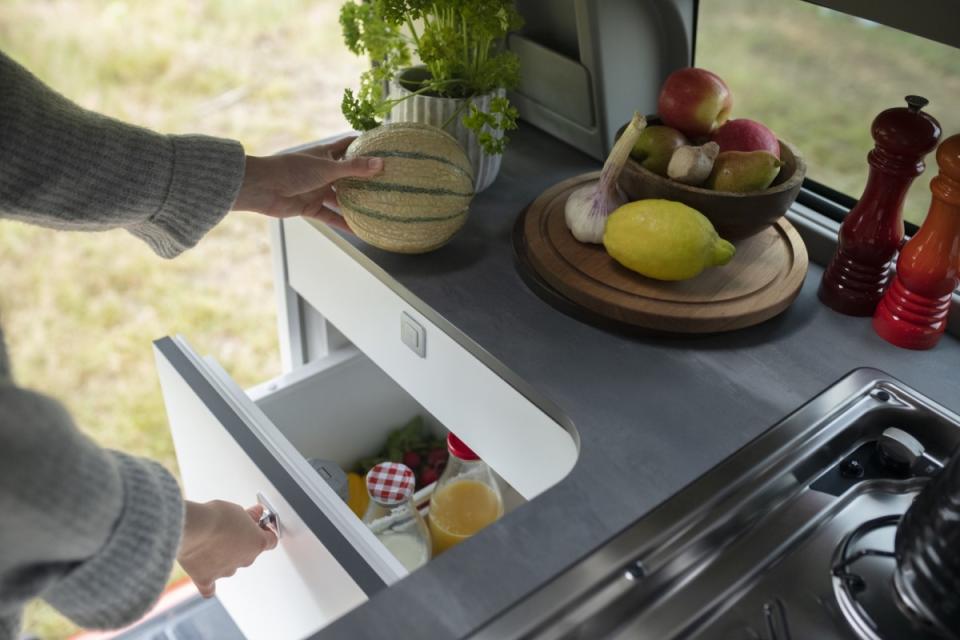 抽屜式的冷藏冰箱設計相當實用，也讓整體的空間設計可以更好。