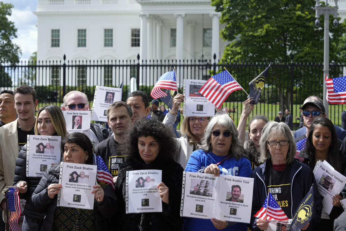 Las familias de los estadounidenses detenidos piden reunirse con Biden