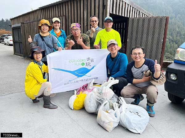 台北市出去玩戶外生活分享協會進行兩天一夜太加縱走山徑包含加羅湖路段之淨山活動及山徑標示系統巡檢通報，此次淨山活動共清出七點三公斤垃圾，維護山林環境及登山安全。（圖：林業保育署宜蘭分署提供）