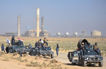 Members of Iraqi federal forces gather near oil fields in Kirkuk, Iraq October 16, 2017. REUTERS/Stringer NO RESALES. NO ARCHIVES