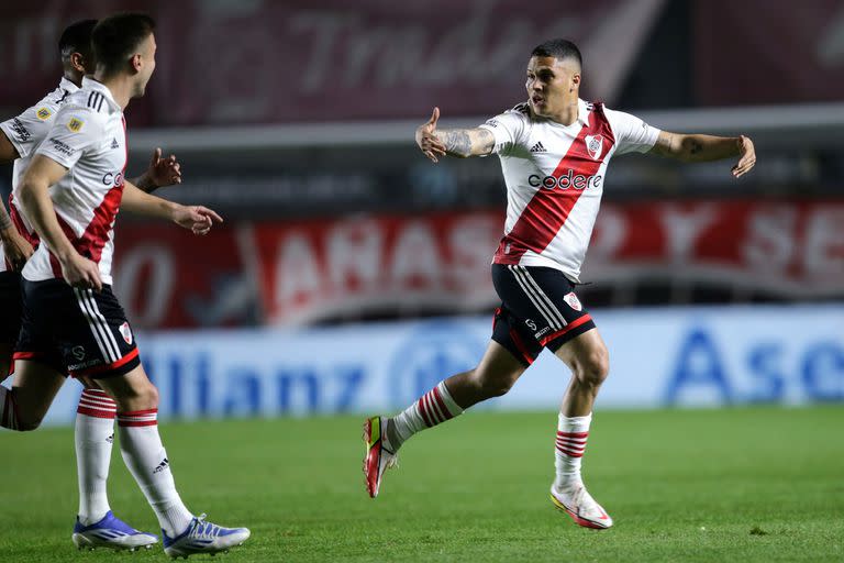 Juanfer Quintero festeja su golazo