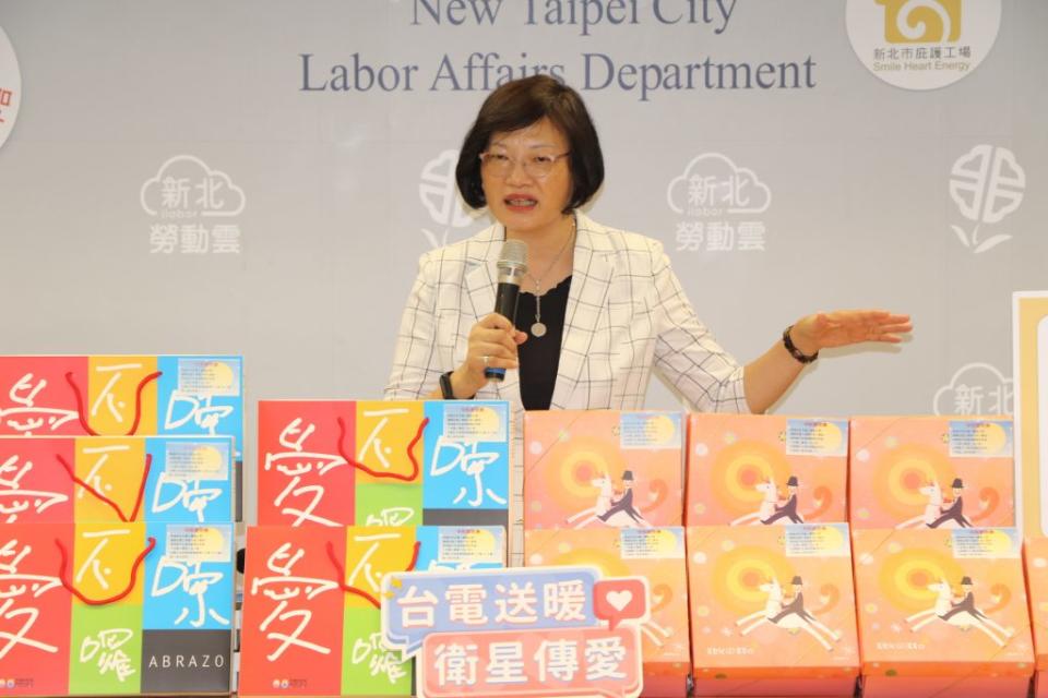 社會局長李美珍表示 她和勞工局長陳瑞嘉代表侯友宜市長感謝台電及工會的支持和響應。(新北市社會局提供)