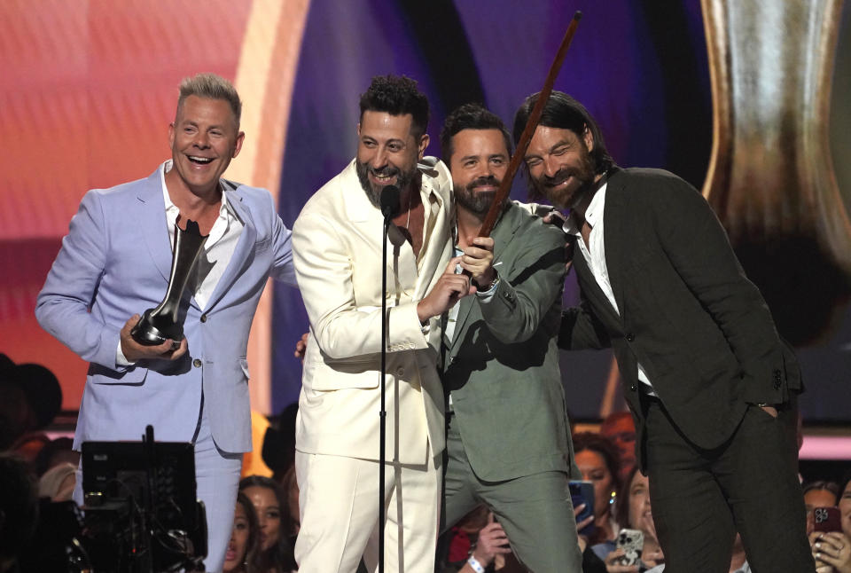 Trevor Rosen, de izquierda a derecha, Matthew Ramsey, Brad Tursi, y Geoff Sprung de Old Dominion reciben el premio al grupo del año en la 58a entrega anual de los Premios de la Academia de Música Country el jueves 11 de mayo de 2023, en el Ford Center en Frisco, Texas. (Foto AP/Chris Pizzello)