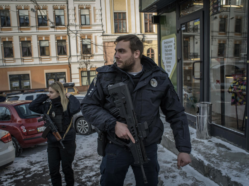 La oficial Svitlana Lukianenkova, a la izquierda, y su colega de la Policía de Patrullas, el oficial Stanislav Skrypnyk, trabajan en Kiev, Ucrania, el 14 de diciembre de 2022. (Laura Boushnak/The New York Times).