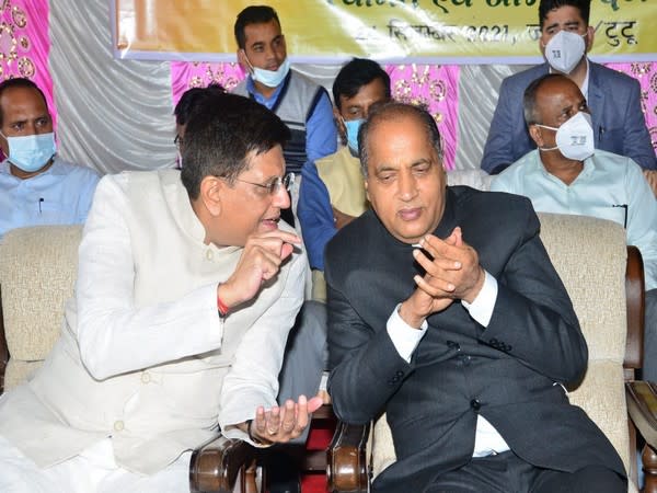 Union Minister Piyush Goyal with Himachal Pradesh Chief Minister Jai Ram Thakur (Photo/Twitter)